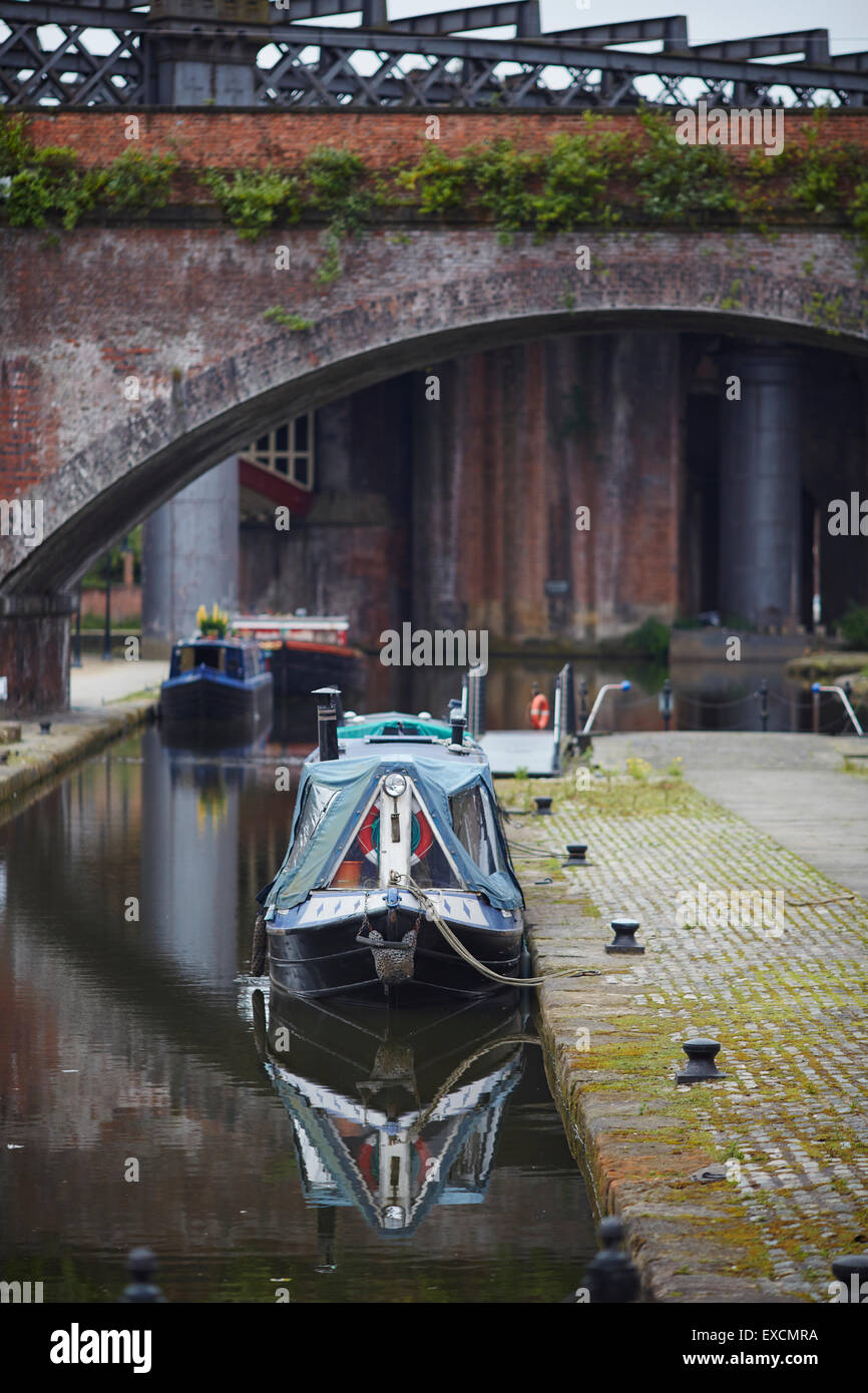 Castlefiled bacino nel centro della città di Manchester un primo treno attraversa il viadotto barca canal, canali narrowboat fiume wate stream Foto Stock