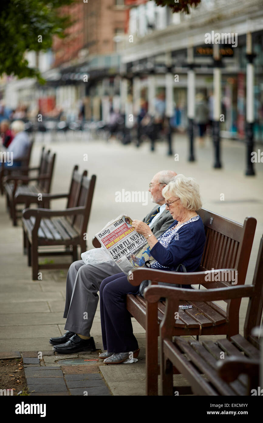 Fotografie intorno a Southport raffigurato tettucci vetrati su shop facciate a Lord Street è la strada principale dello shopping di Southport, Foto Stock