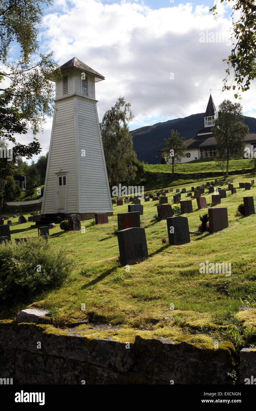 Cimitero e cappella sulla collina in Norvegia Foto Stock