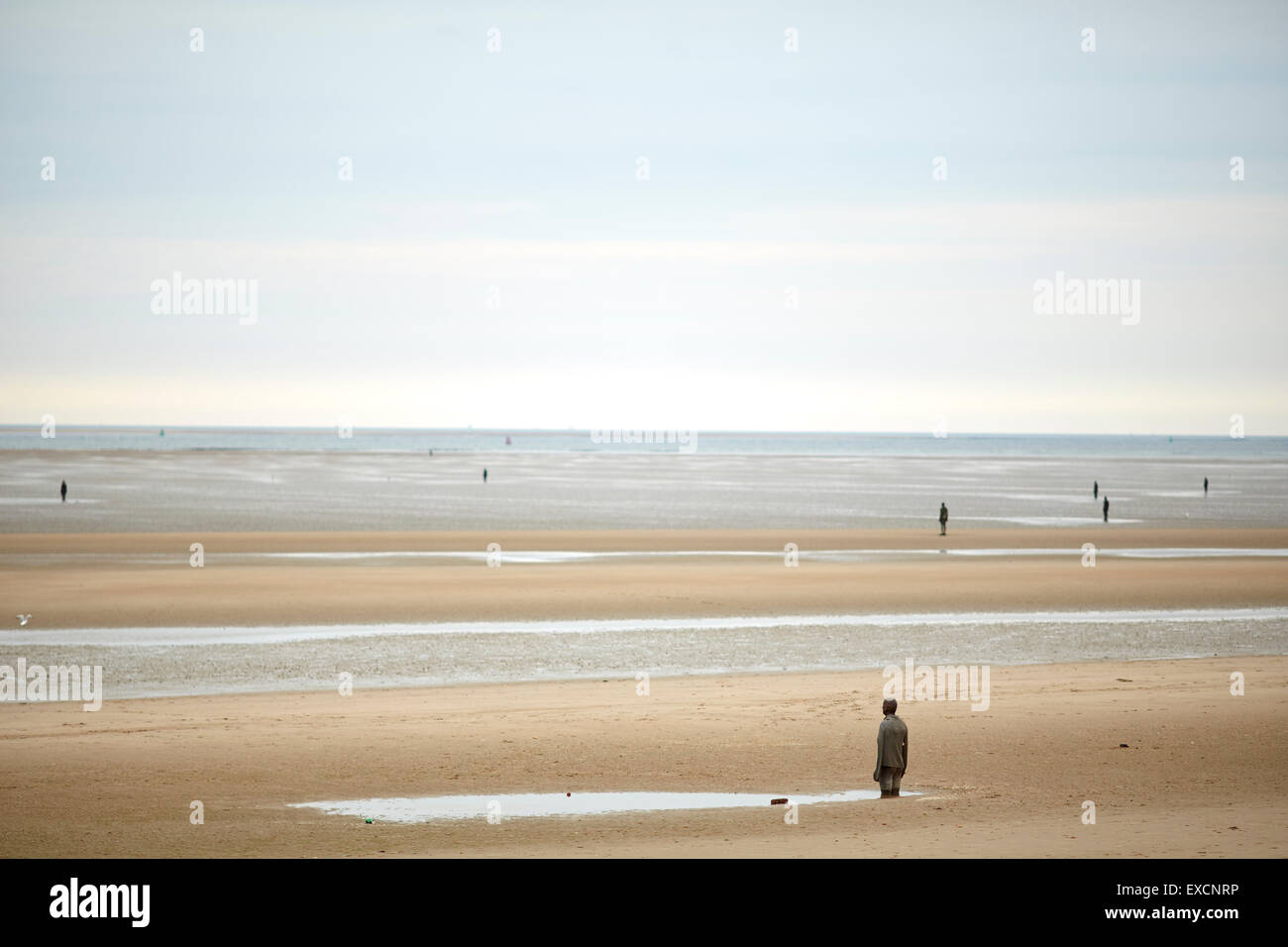 Fotografie intorno a Southport in altro luogo è un pezzo di scultura moderna di Antony Gormley. Esso consiste di 100 ghisa sculptu Foto Stock