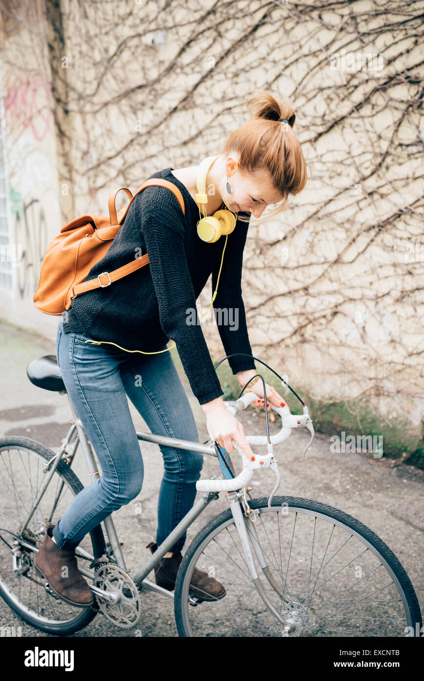 Giovani belle hipster sportivo da donna bionda in città con la bici Foto  stock - Alamy