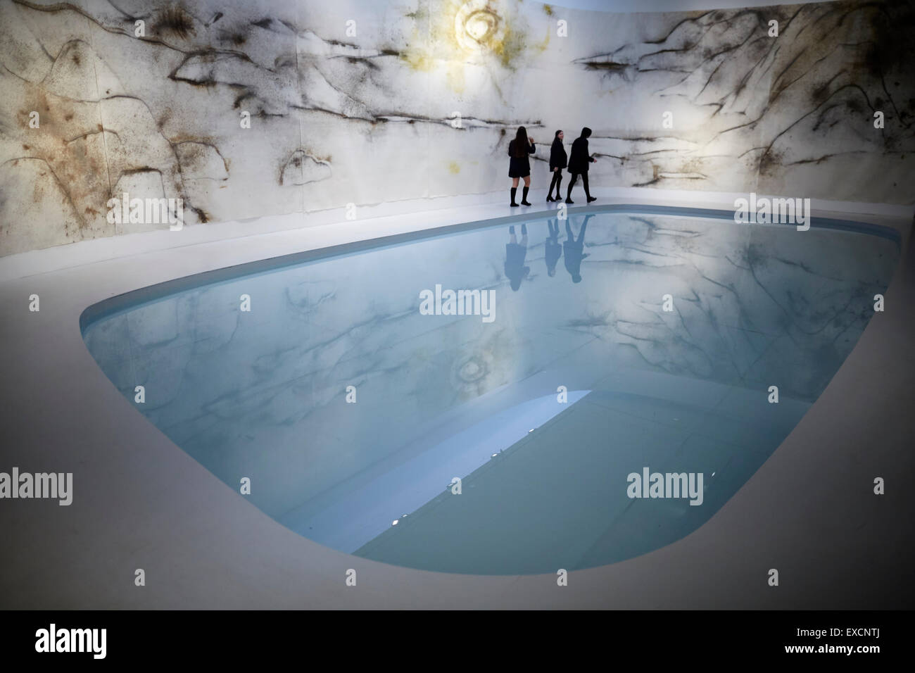 Artista e esperto di polvere da sparo Guo-Qiang, che ha progettato i fuochi d'artificio a le Olimpiadi di Pechino 2008, dispone di un enorme, 45 metro-lo Foto Stock