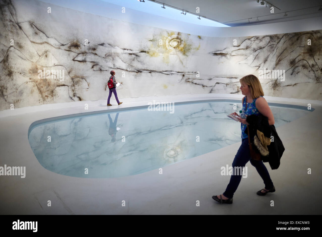 Artista e esperto di polvere da sparo Guo-Qiang, che ha progettato i fuochi d'artificio a le Olimpiadi di Pechino 2008, dispone di un enorme, 45 metro-lo Foto Stock