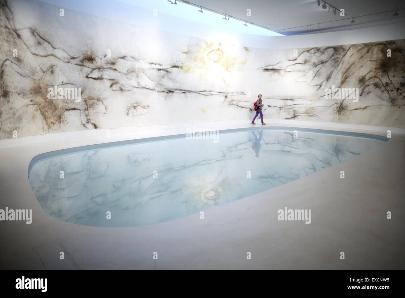 Artista e esperto di polvere da sparo Guo-Qiang, che ha progettato i fuochi d'artificio a le Olimpiadi di Pechino 2008, dispone di un enorme, 45 metro-lo Foto Stock