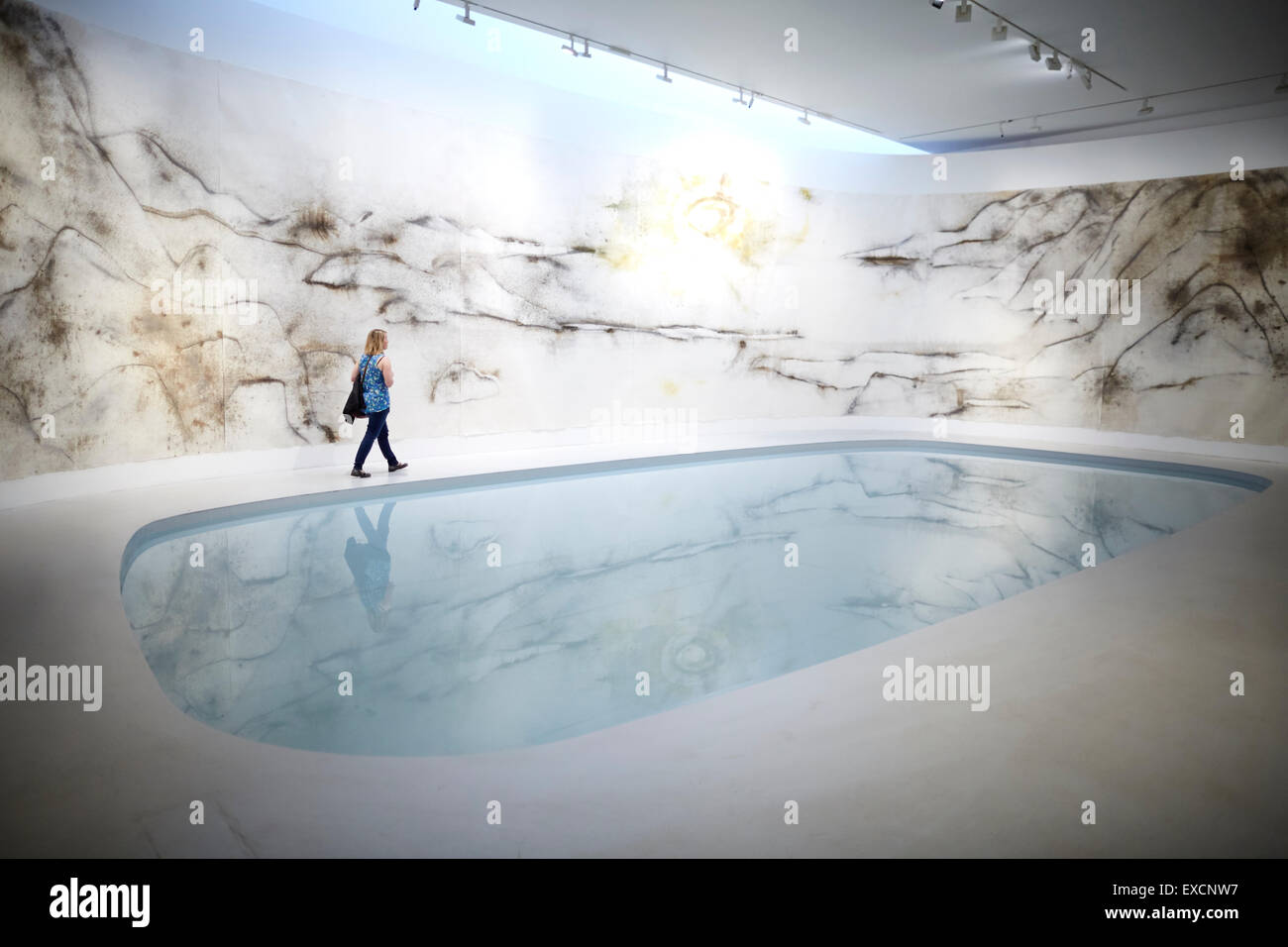 Artista e esperto di polvere da sparo Guo-Qiang, che ha progettato i fuochi d'artificio a le Olimpiadi di Pechino 2008, dispone di un enorme, 45 metro-lo Foto Stock