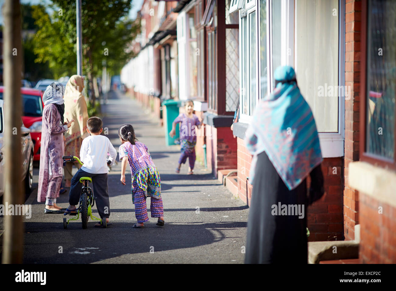 MANCHESTER Whalley area dell'intervallo i negozi di Clarendon Rd frutta supermercato mondo asiatico alimenti commercianti di strada indiano communi pakistan Foto Stock