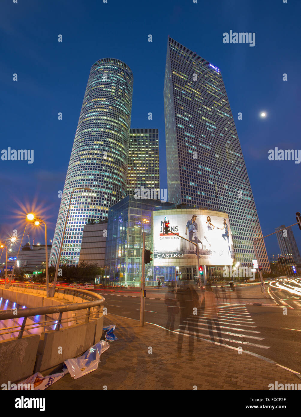 TEL AVIV, Israele - 2 Marzo 2015: i grattacieli del centro Azrieli nel crepuscolo serale da Moore Yaski Sivan architetti con measuri Foto Stock