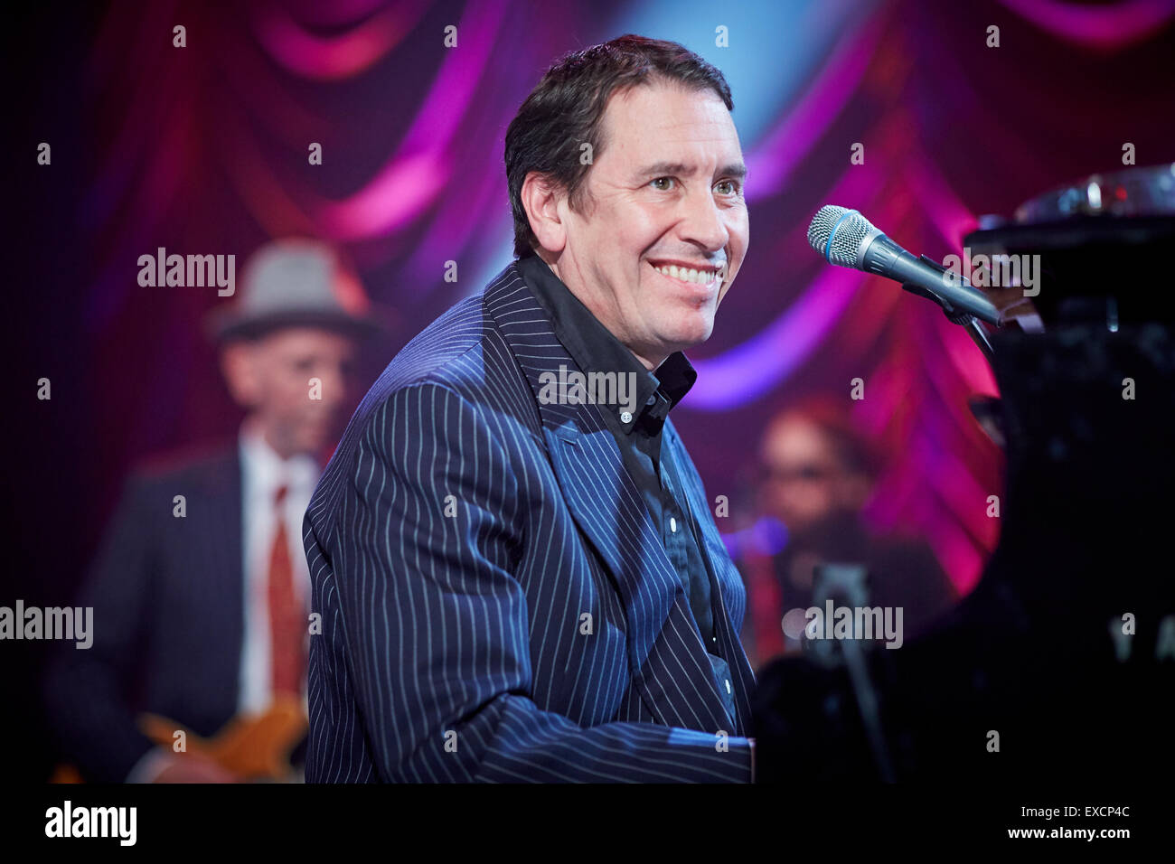 Jools Holland big band evento a Blackpool il giardino d'inverno per la BBC television show sul palco al pianoforte evento Celebrit sorridente Foto Stock