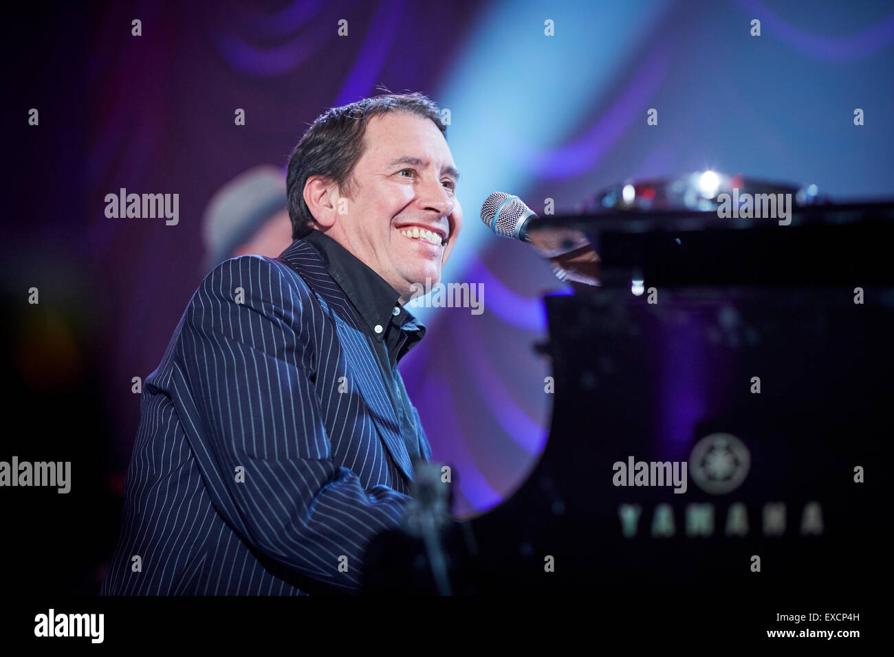 Jools Holland big band evento a Blackpool il giardino d'inverno per la BBC television show sul palco al pianoforte evento grande sorriso sorridente Foto Stock