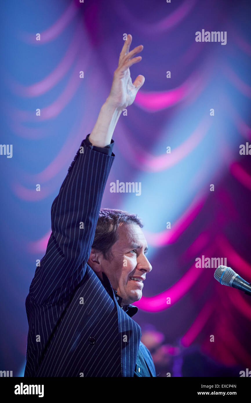 Jools Holland big band evento a Blackpool il giardino d'inverno per la BBC television show sul palco al pianoforte evento mano in aria Cele Foto Stock