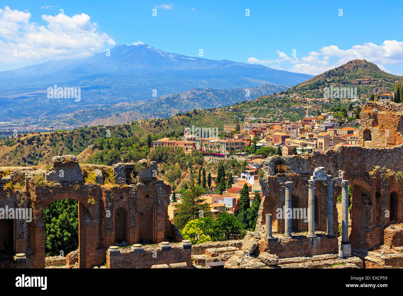 Il monte Etna dal greco Anfiteatro romano di Taormina, distretto di Messina, Sicilia, Italia Foto Stock