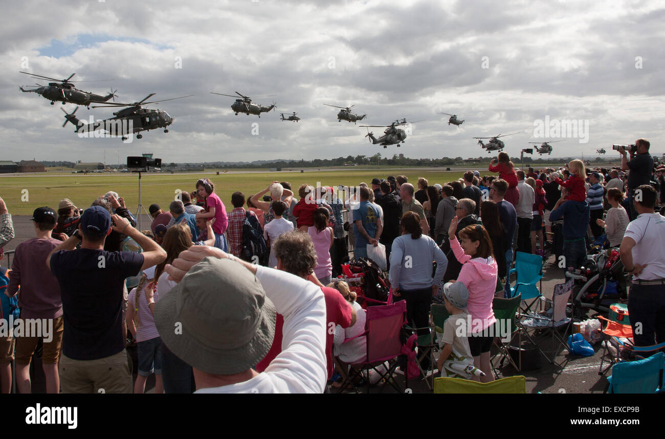 Yeovilton, Somerset, Regno Unito. 11 Luglio, 2015. Al termine dell'elicottero assalto finale che ha chiuso la mostra gli elicotteri di Merlin e elicotteri Sea King elicottero Commando vigore radunati davanti alla croed con il supporto di elicotteri Apache dell'esercito dell'aria lungo il corpo con la lince e Wildcat helicoptes marittimo da . 37.000 persone hanno fatto il loro modo per il Royal Naval Air Station Credit: David Billinge/Alamy Live News Foto Stock