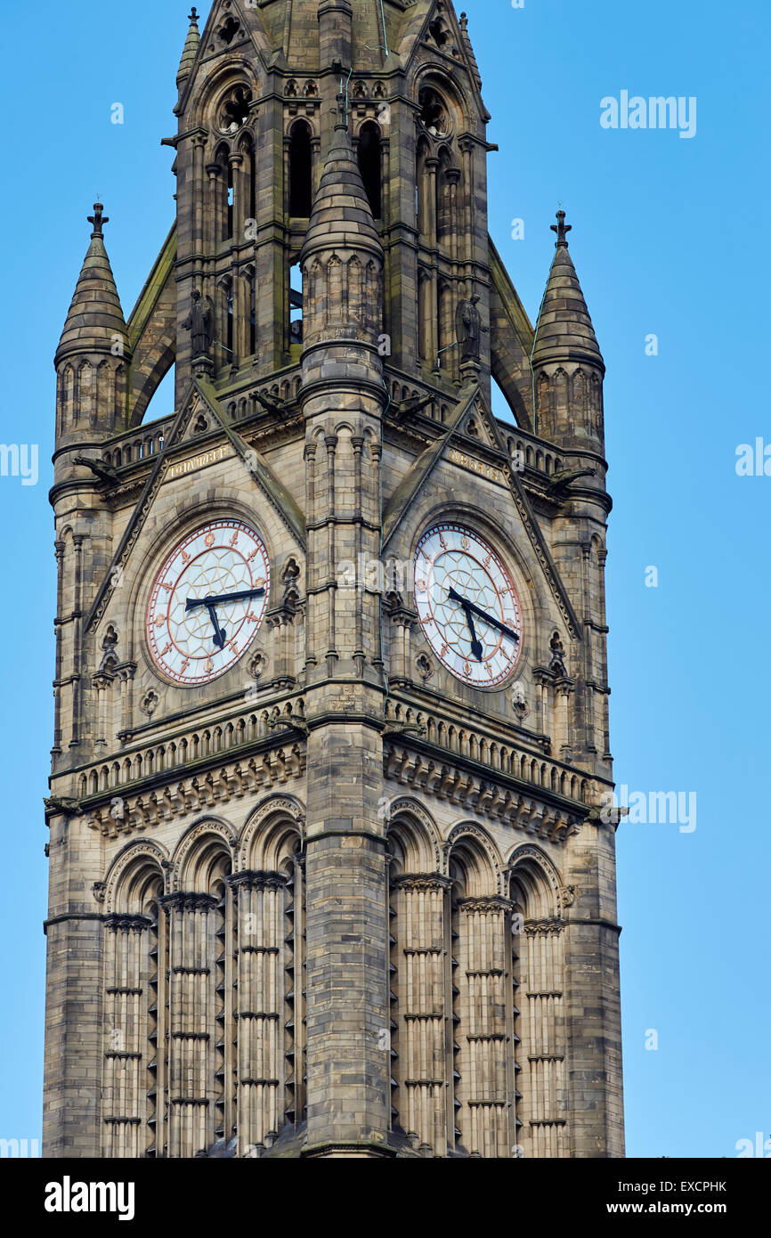 Close-up di Manchester Town Hall clock tower Clock esterno faccia numeri romani numeri gotico tempo UK Gran Bretagna Britis Foto Stock