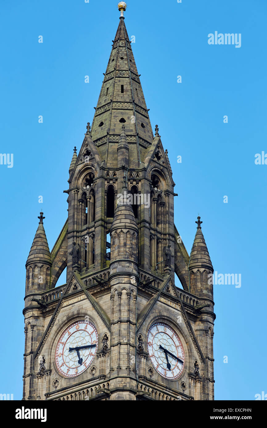 Close-up di Manchester Town Hall clock tower Clock esterno faccia numeri romani numeri gotico tempo UK Gran Bretagna Britis Foto Stock