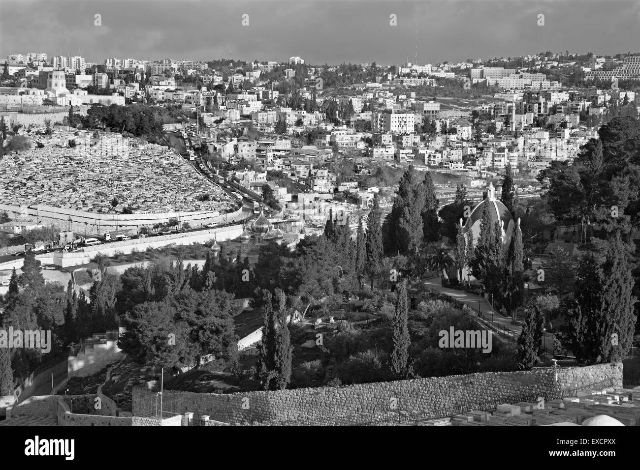 Gerusalemme - Outlook dal Monte degli Ulivi di hl. Maria di Magdala chiesa ortodossa russa nella luce del mattino Foto Stock