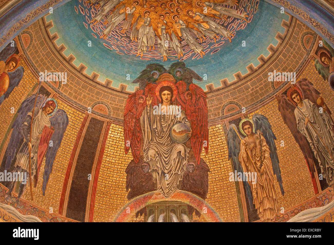 Roma, Italia - 24 Marzo 2015: Il mosaico di giovani Gesù Cristo Pentokrator e arcangeli da Edward Burne-Jones (1833 - 1898 Foto Stock