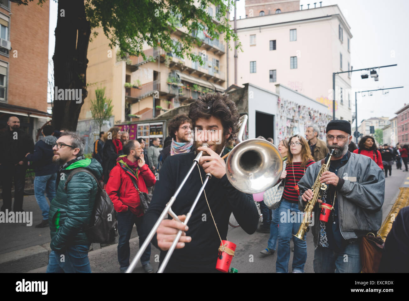 Milano, Italia - 1 maggio: musicisti non manifesto expo che si terrà a Milano il 1 maggio 2015. musicisti protesta contro l'Expo 2015 di Milano ha iniziato quel giorno a Rho - Pero district Foto Stock