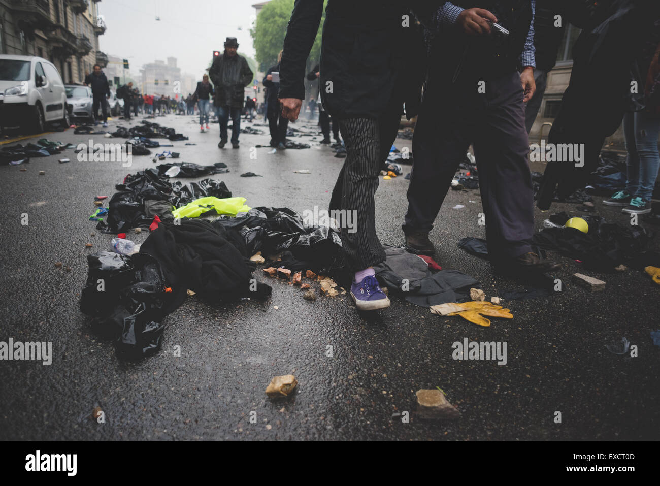 Milano, Italia - 1 maggio: manifestazione tenutasi a Milano il 1 maggio 2015. centro città distrutta da manifestant blocco nero Foto Stock