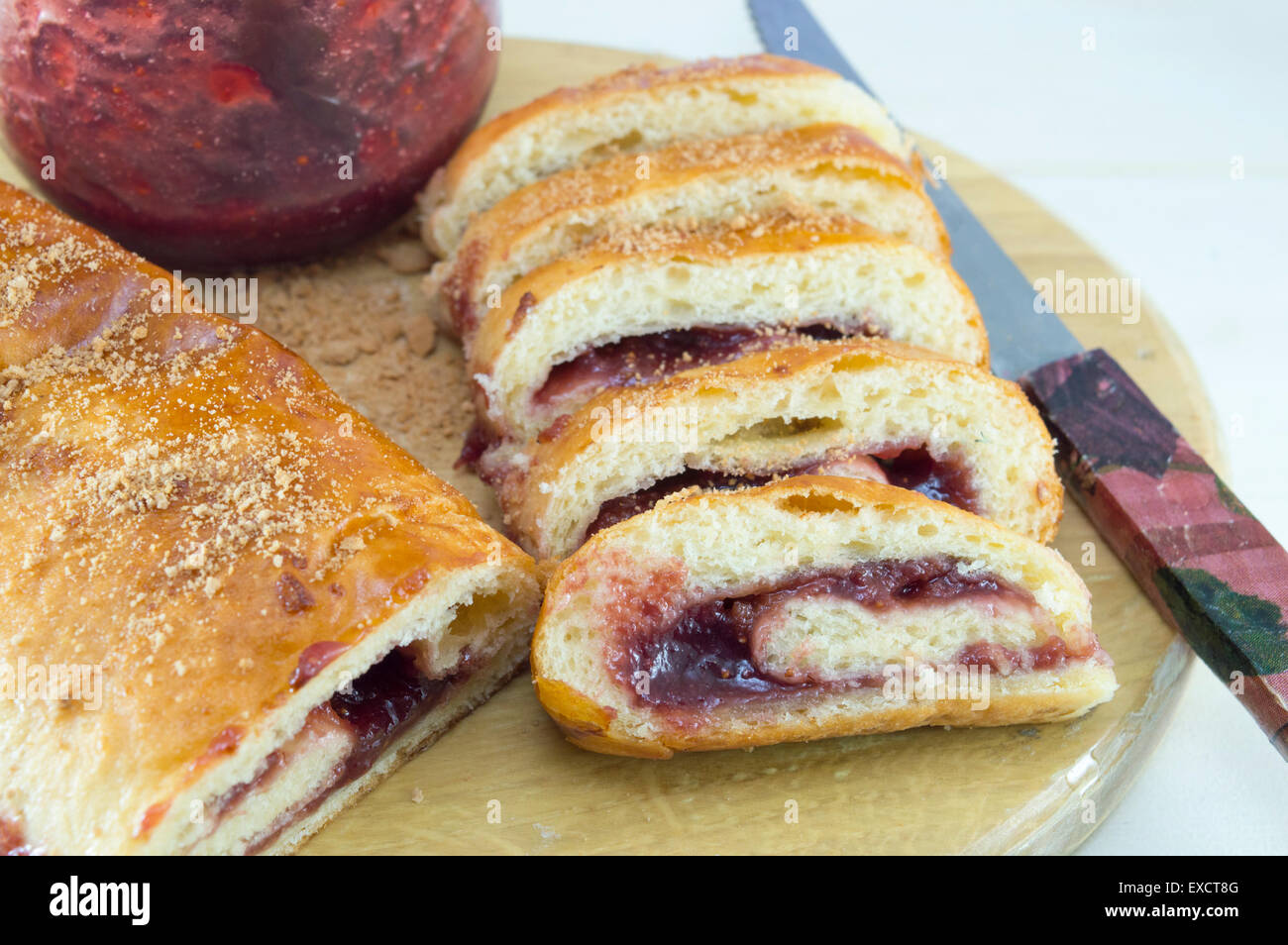 In casa tradizionale strudel con confettura di fragole Foto Stock