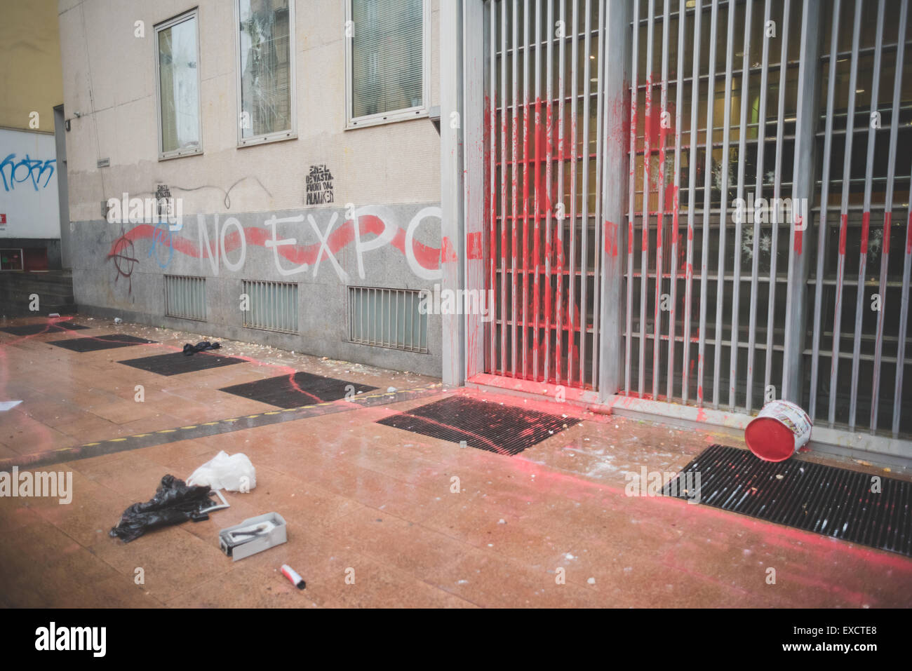 Milano, Italia - 1 maggio: manifestazione tenutasi a Milano il 1 maggio 2015. centro città distrutta da manifestant blocco nero Foto Stock