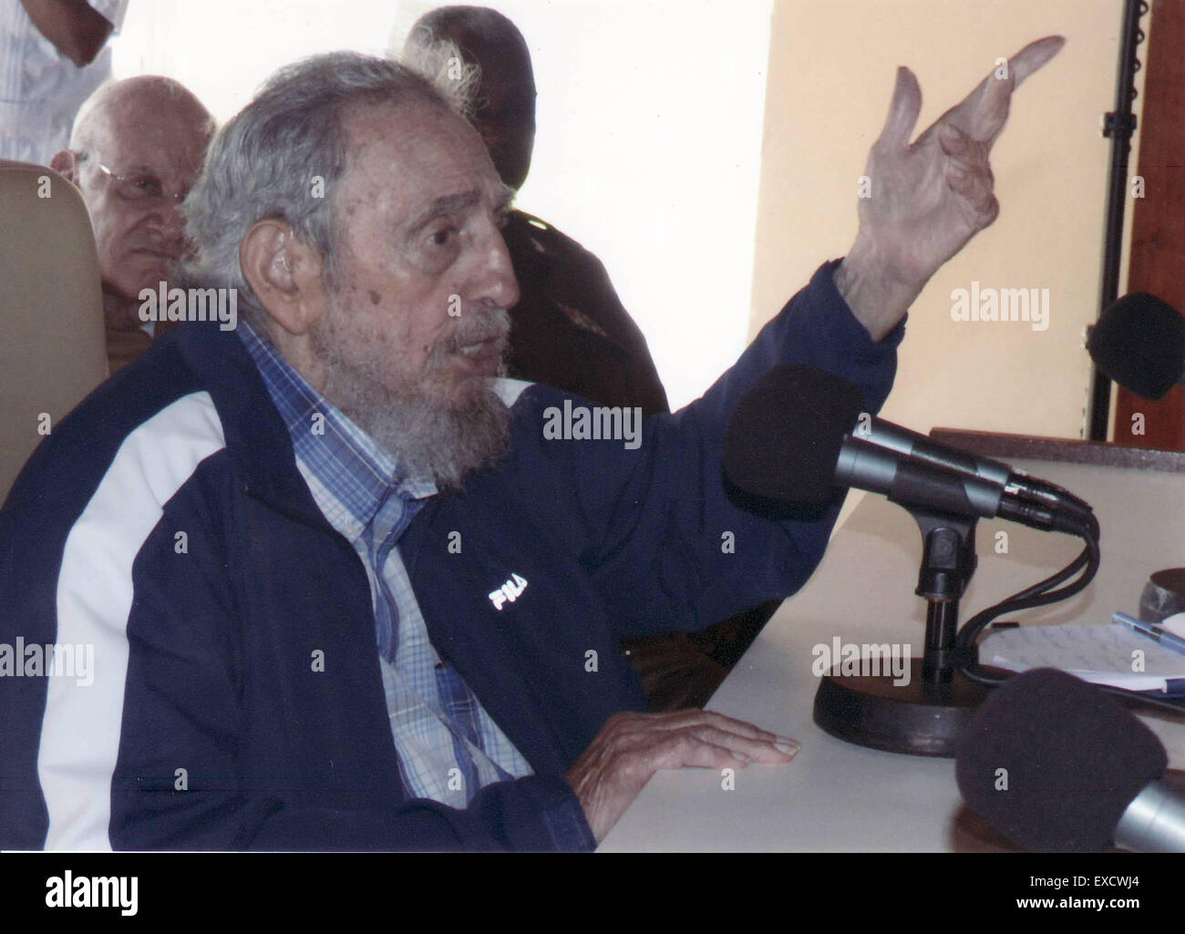 L'Avana. 9 Luglio, 2015. Immagine scattata in luglio 9, 2015 cubano mostra ex leader Fidel Castro discorso tenuto durante una riunione con i dirigenti e funzionari del ministero degli Interni e il rivoluzionario cubano forze armate coinvolte nella produzione di cibo, a l'Avana, Cuba. Ex leader cubano Fidel Castro ha consegnato i premi per un gruppo di lavoratori per il loro eccellente lavoro nella produzione alimentare, il funzionario Granma daily ha riportato sabato. © Estudios Revolucion/Prensa Latina/Xinhua/Alamy Live News Foto Stock