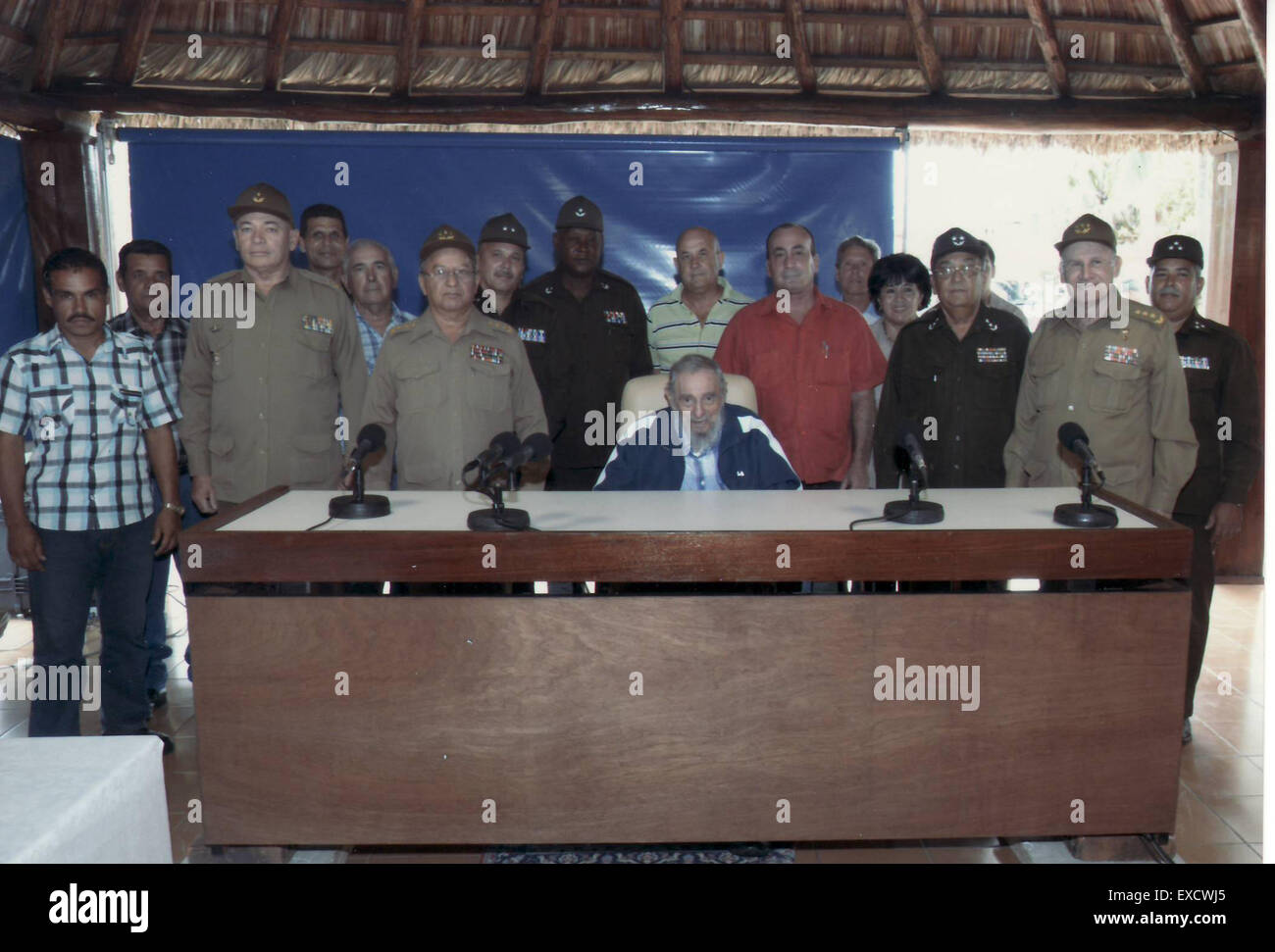 L'Avana. 9 Luglio, 2015. Immagine scattata in luglio 9, 2015 cubano mostra ex leader Fidel Castro(C) di prendere parte a una riunione con i dirigenti e funzionari del ministero degli Interni e il rivoluzionario cubano forze armate coinvolte nella produzione di cibo, a l'Avana, Cuba. Ex leader cubano Fidel Castro ha consegnato i premi per un gruppo di lavoratori per il loro eccellente lavoro nella produzione alimentare, il funzionario Granma daily ha riportato sabato. © Estudios Revolucion/Prensa Latina/Xinhua/Alamy Live News Foto Stock