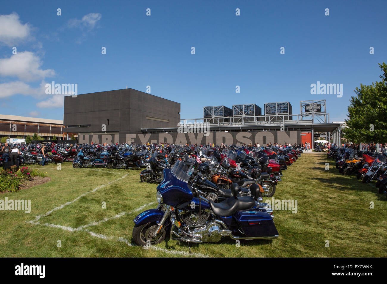 Harley Davidson Moto sono parcheggiate al di fuori del Museo Harley-Davidson a Milwaukee nel Wisconsin durante una bike rally. Foto Stock