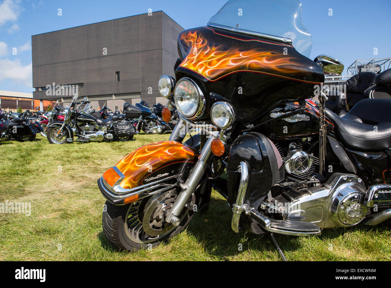 Una custom Harley Davidson Moto dipinto con fiamme è parcheggiato all'esterno del Museo Harley-Davidson durante una bike rally. Foto Stock