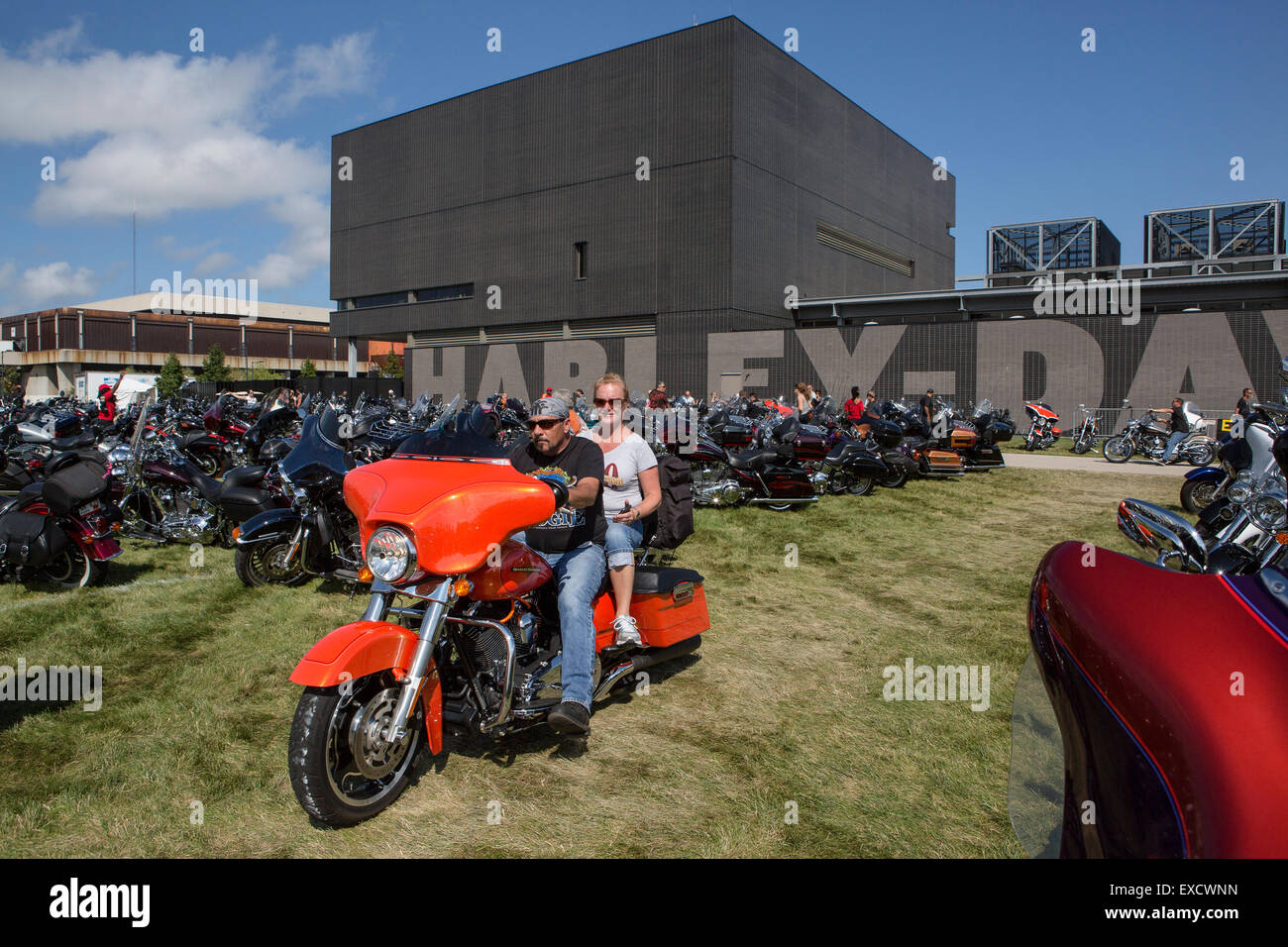 Un paio ride personalizzata di un motociclo rosso presso il Museo Harley-Davidson a Milwaukee nel Wisconsin durante una bike rally. Foto Stock