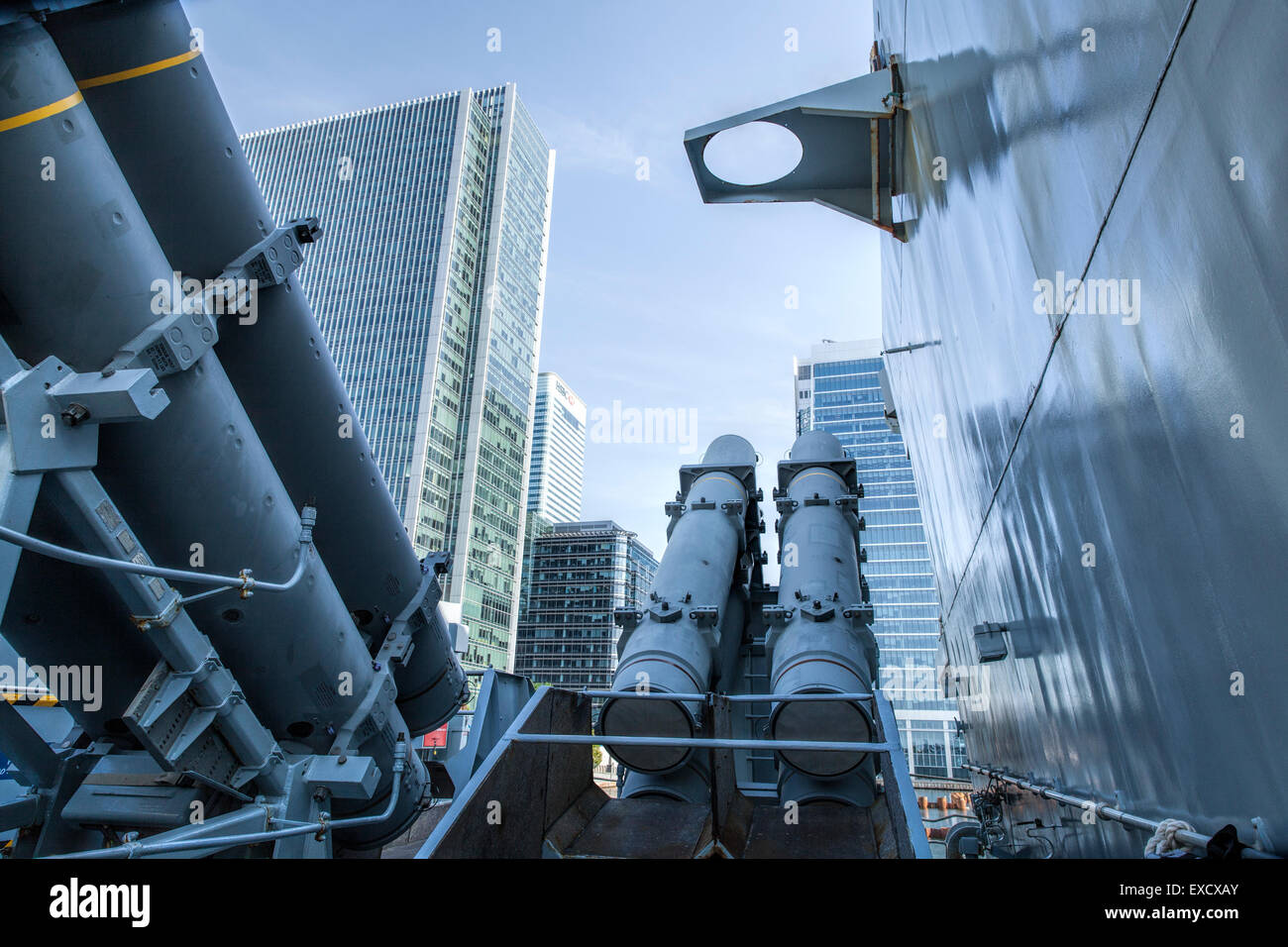 Harpoon missili sul ponte della Royal Navy fregata HMS St Albans guardando verso il grattacielo di edifici con docklands Foto Stock