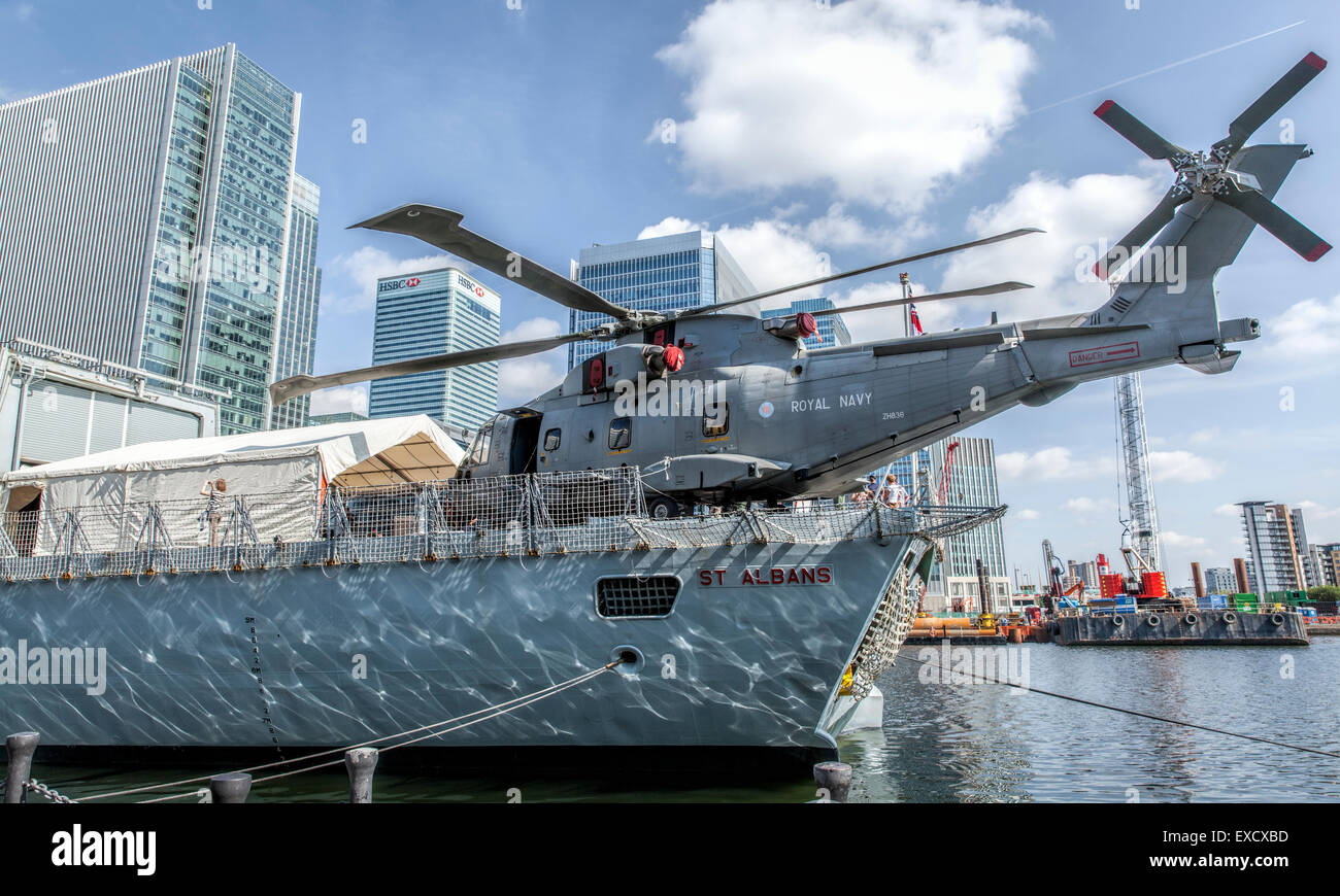 Merlin elicottero sul Royal Navy tipo 23 fregata HMS St Albans nel West India Docks Londra Foto Stock