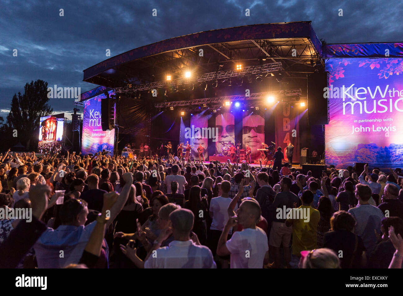 Londra, UK, 11 luglio 2015. UB40 concerto all'aperto e i Giardini di Kew Credit: Robert Stainforth/Alamy Live News Foto Stock