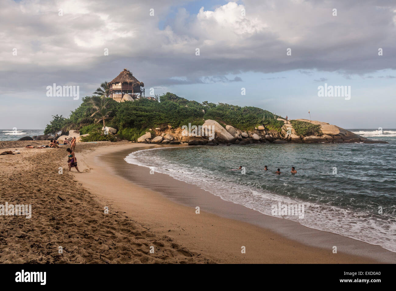 Vista della spiaggia e palapa dove si possono affittare una amaca per la notte a Cabo San Juan nel Parco Nazionale Tayrona vicino a Santa Mar Foto Stock