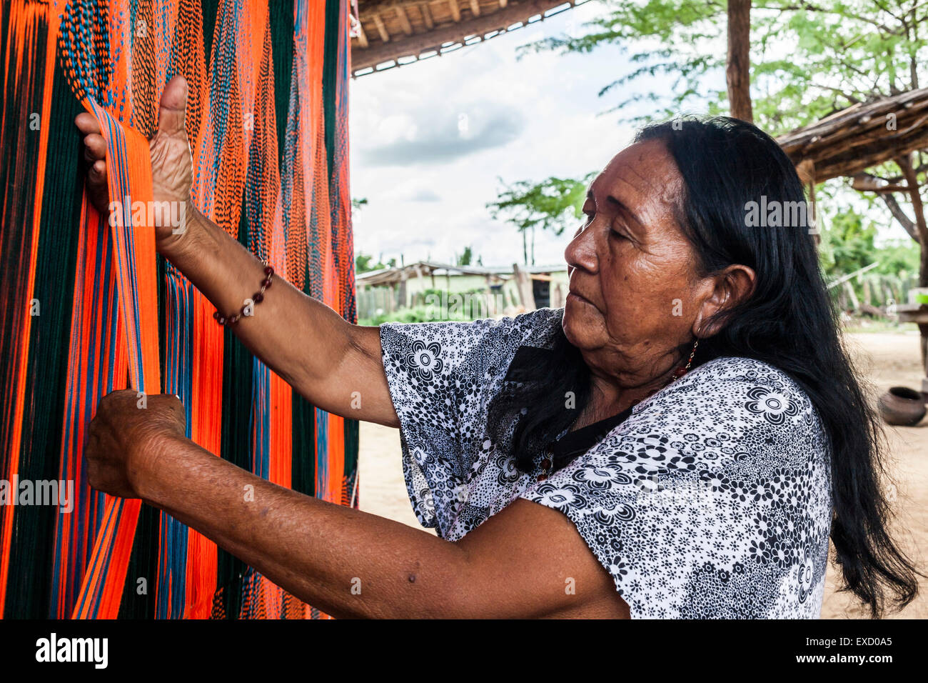 Anziani Wayuu donna indigena la tessitura di una 'chinchorro' o amaca colombiana. Lavorazione a maglia, a crochet e tessitura sono fondamentali per Foto Stock