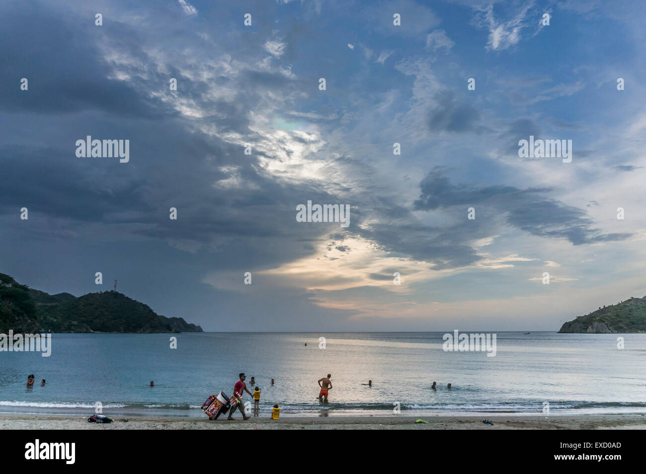 Sera sulla spiaggia di Taganga vicino a Santa Marta, Colombia. Una volta il piccolo villaggio di pescatori sul Mar dei Caraibi è diventato un laborato Foto Stock