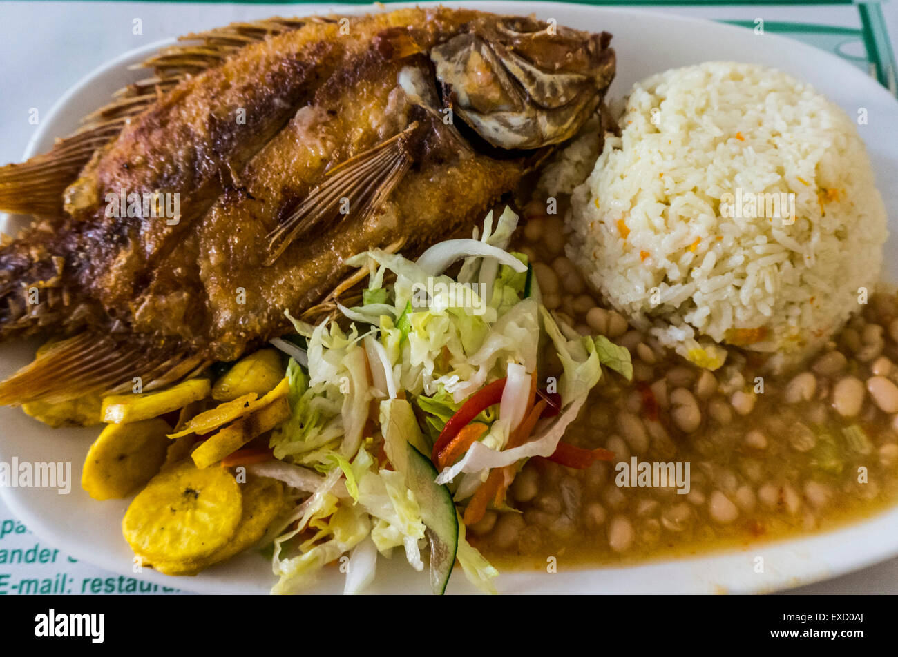 Un tipico pasto di pesce fritto e noce di cocco riso nella regione costiera dei Caraibi della Colombia. Foto Stock