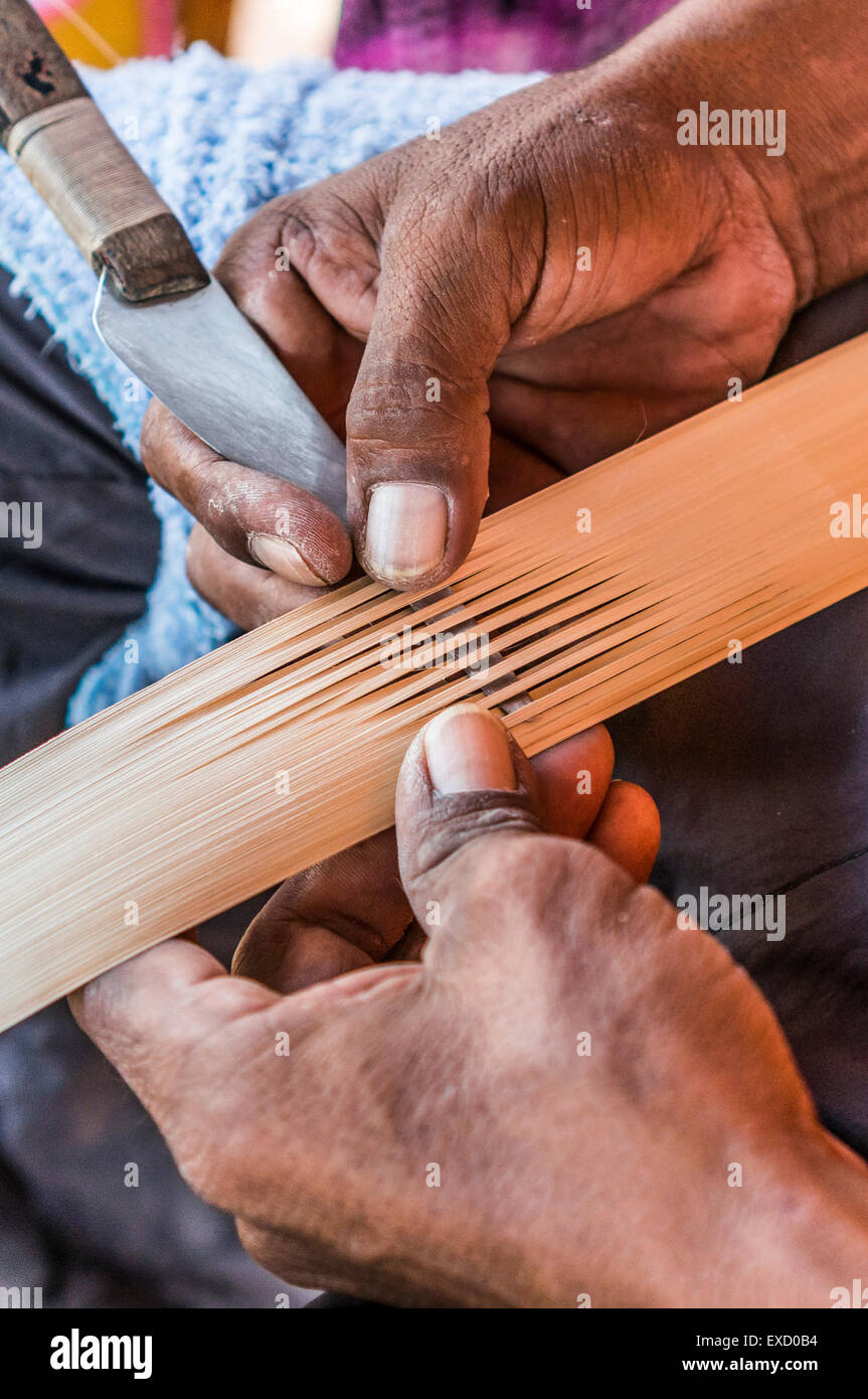 Indigeni Wayuu uomo costruire un cappello di bambù in stile regionale di La Guajira, Colombia. La tessitura è prevalentemente una femmina profes Foto Stock