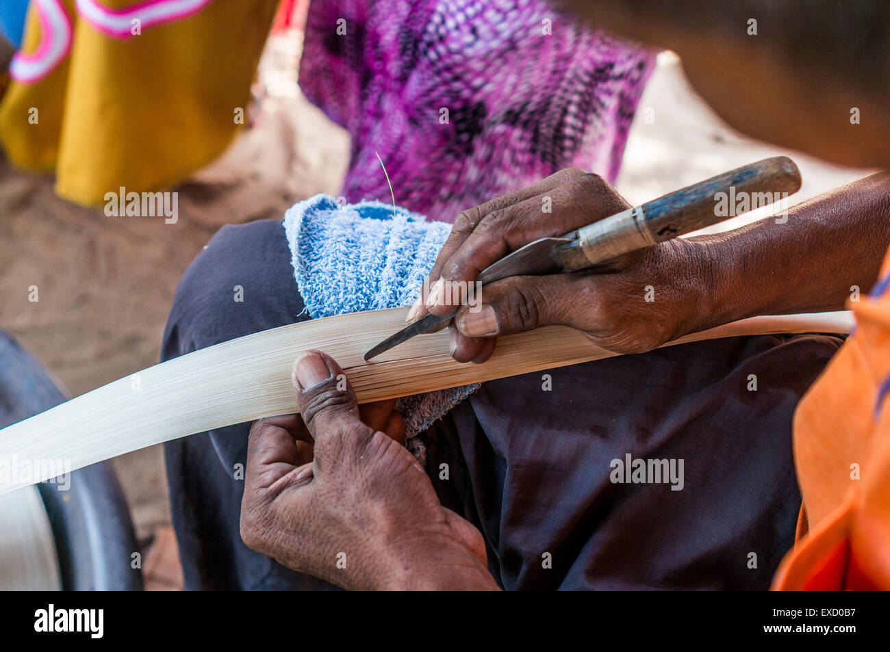 Indigeni Wayuu uomo costruire un cappello di bambù in stile regionale di La Guajira, Colombia. La tessitura è prevalentemente una femmina profes Foto Stock