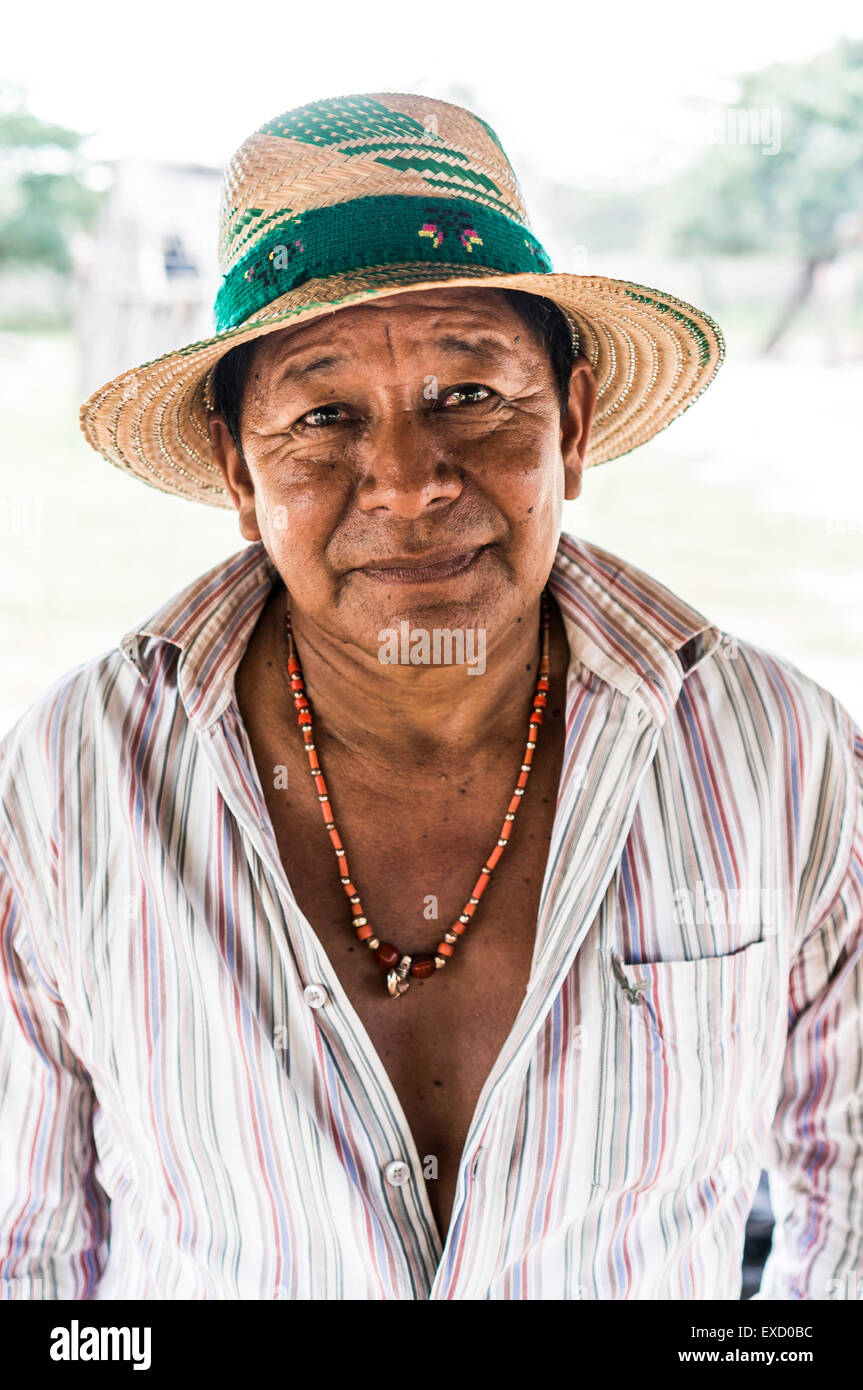 Ritratto di un uomo Wayuuu in un 'rancheria', o tradizionale insediamento rurale, in La Guajira, Colombia. Foto Stock