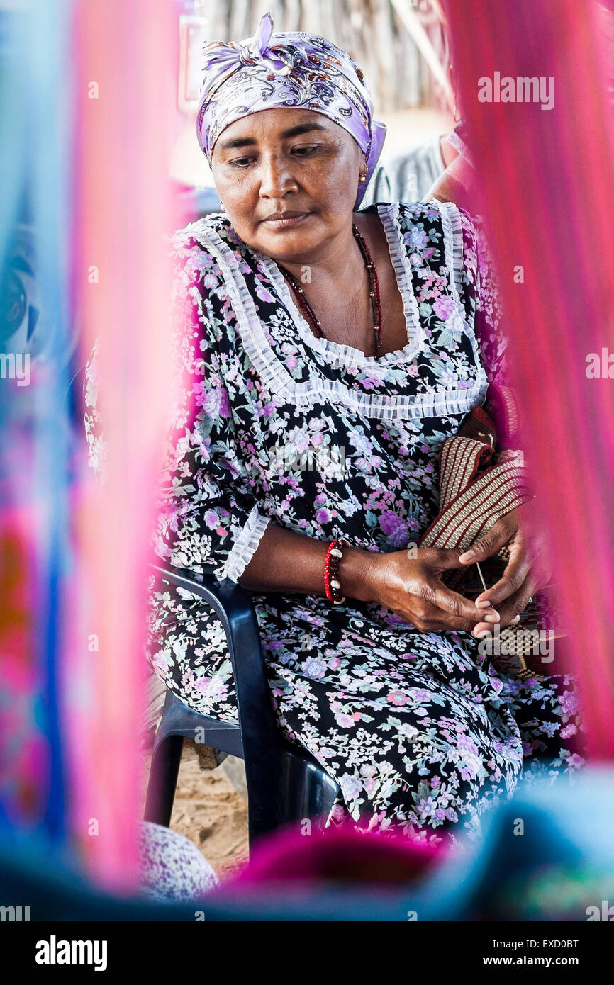 Wayuu donna indigena in un Wayuu Rancheria, o di insediamento rurale, in La Guajira, Colombia. Lavorazione a maglia, a crochet e tessitura sono Foto Stock