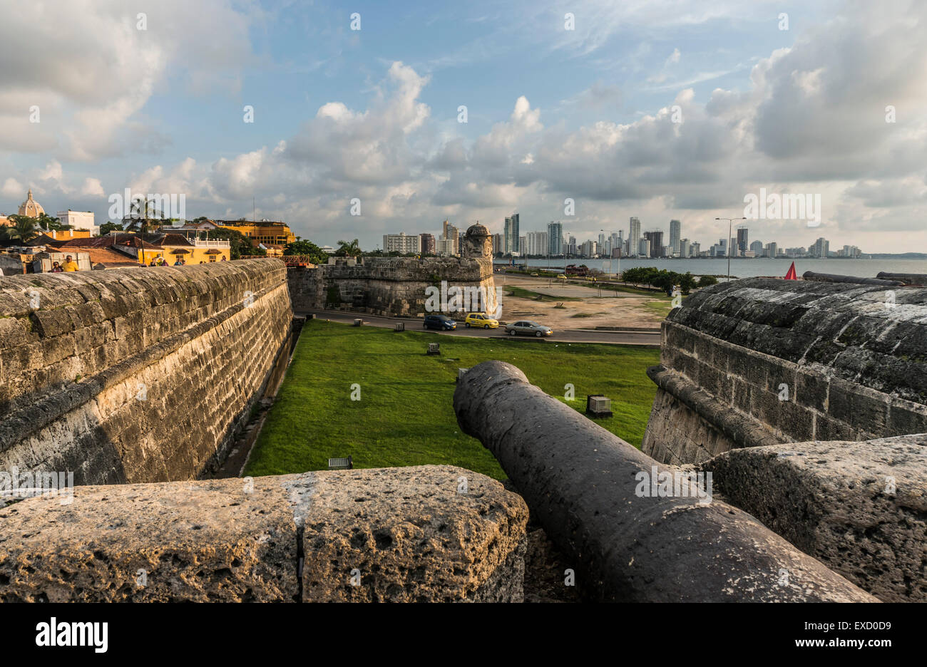 Un antico cannone coloniale in appoggio nelle pareti di Cuidad Vieja, il vecchio porto fortificato città di Cartagena, Colombia. Il ci Foto Stock