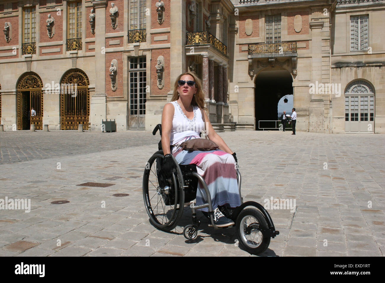 Una donna su una sedia a rotelle ad esplorare Chatteau de Versailles Foto Stock