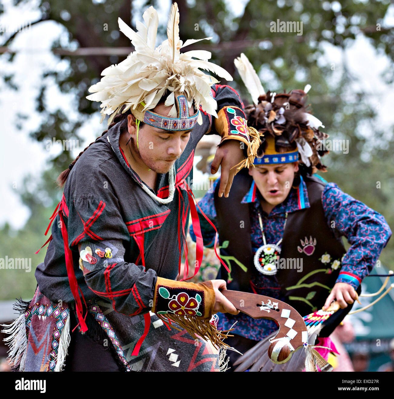 Montreal, Canada. 11 Luglio, 2015. Persone che indossano costumi tradizionali ballare durante gli echi di una nazione powwow presso la riserva di Kahnawake vicino a Montreal, Canada, il 11 luglio 2015. Il powwow è ospitato annualmente dalla locale tribù Mohawk. Credito: Andrew Soong/Xinhua/Alamy Live News Foto Stock
