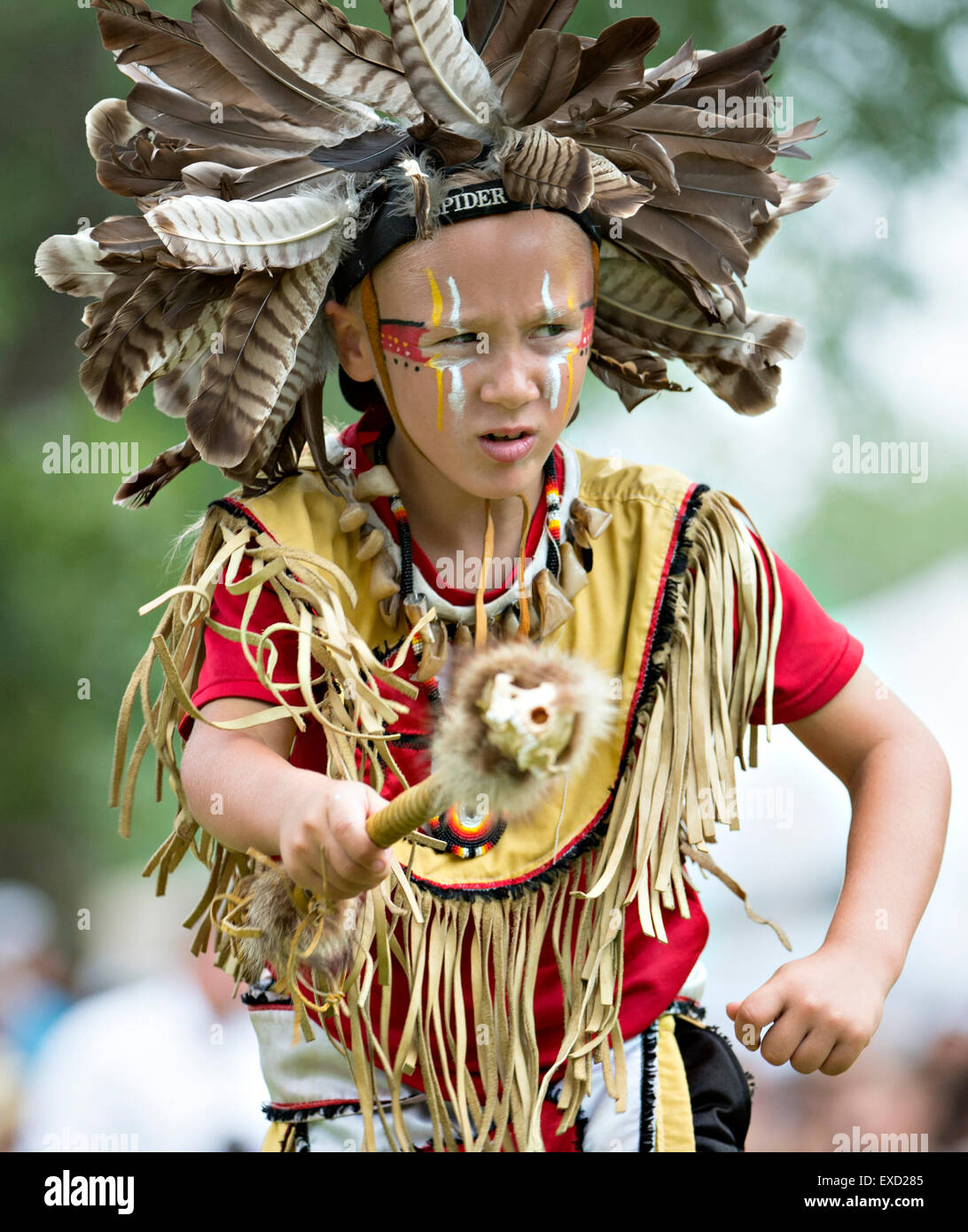 Montreal, Canada. 11 Luglio, 2015. Un ragazzo che indossa il costume tradizionale danze durante gli echi di una nazione powwow presso la riserva di Kahnawake vicino a Montreal, Canada, il 11 luglio 2015. Il powwow è ospitato annualmente dalla locale tribù Mohawk. Credito: Andrew Soong/Xinhua/Alamy Live News Foto Stock