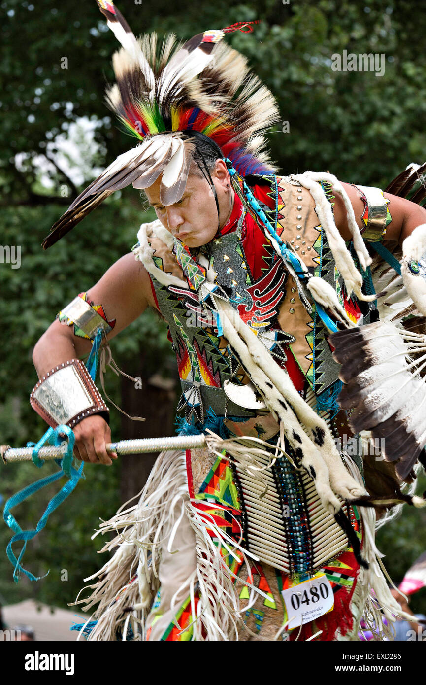 Montreal, Canada. 11 Luglio, 2015. Un uomo che indossa il costume tradizionale danze durante gli echi di una nazione powwow presso la riserva di Kahnawake vicino a Montreal, Canada, il 11 luglio 2015. Il powwow è ospitato annualmente dalla locale tribù Mohawk. Credito: Andrew Soong/Xinhua/Alamy Live News Foto Stock