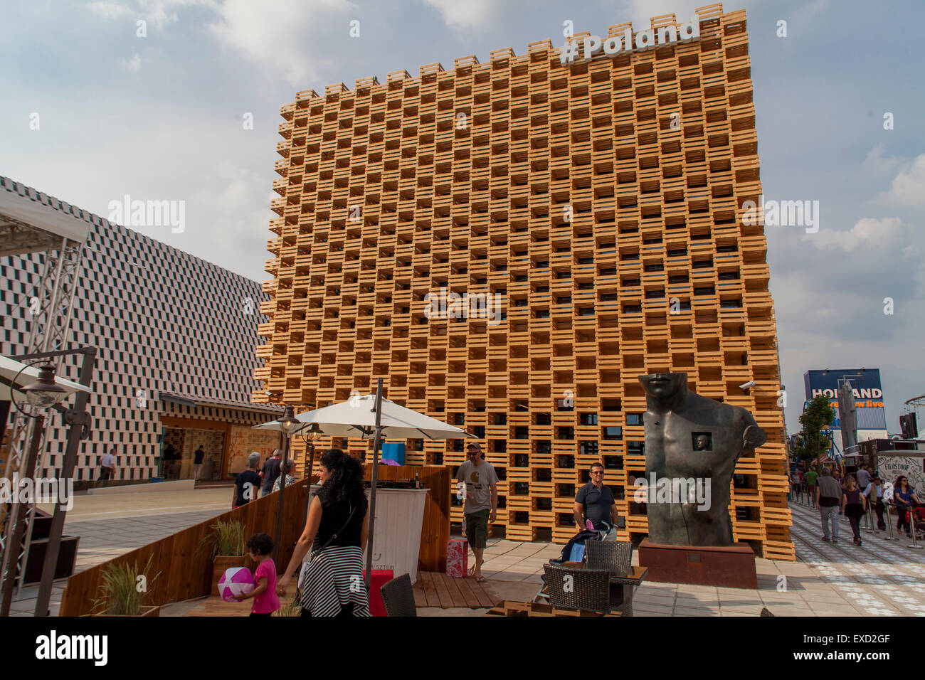 Milano, Italia - 1 giugno 2015: persone non identificate dalla Polonia Pavilion all'EXPO 2015 di Milano, Italia. Padiglione polacco era disegno Foto Stock