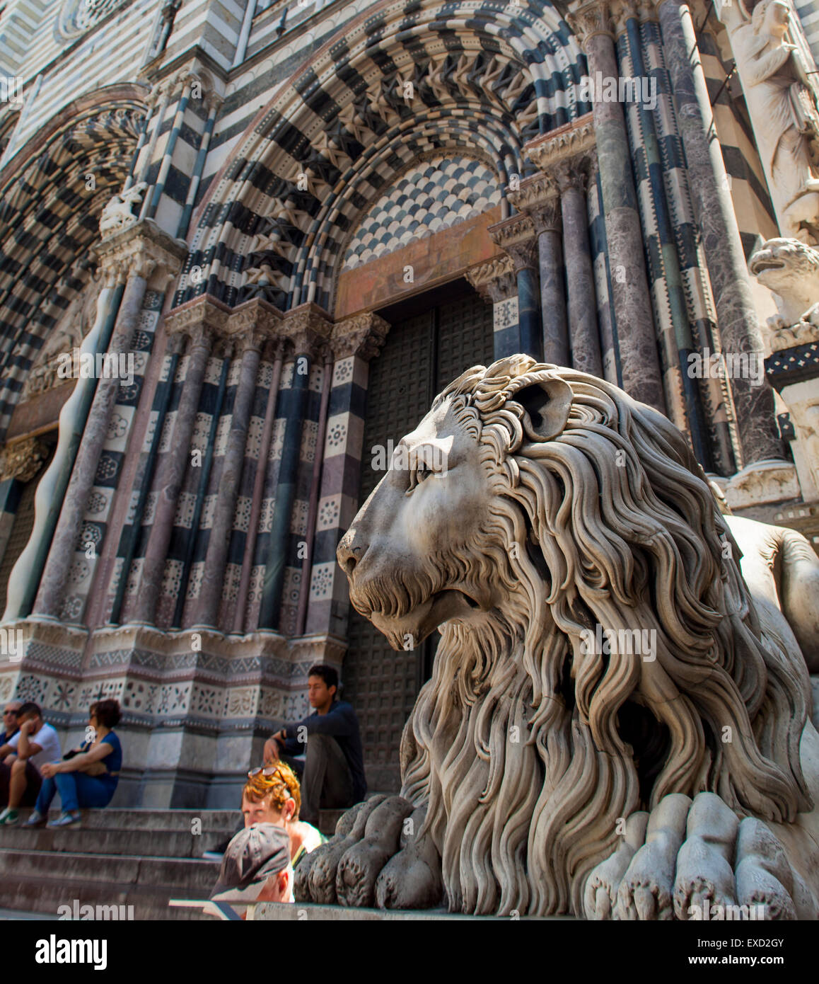 Genova, Italia - 2 giugno 2015: persone non identificate dalla Cattedrale di Genova in Italia. Cattedrale di Genova è una cattedrale cattolica romana Foto Stock