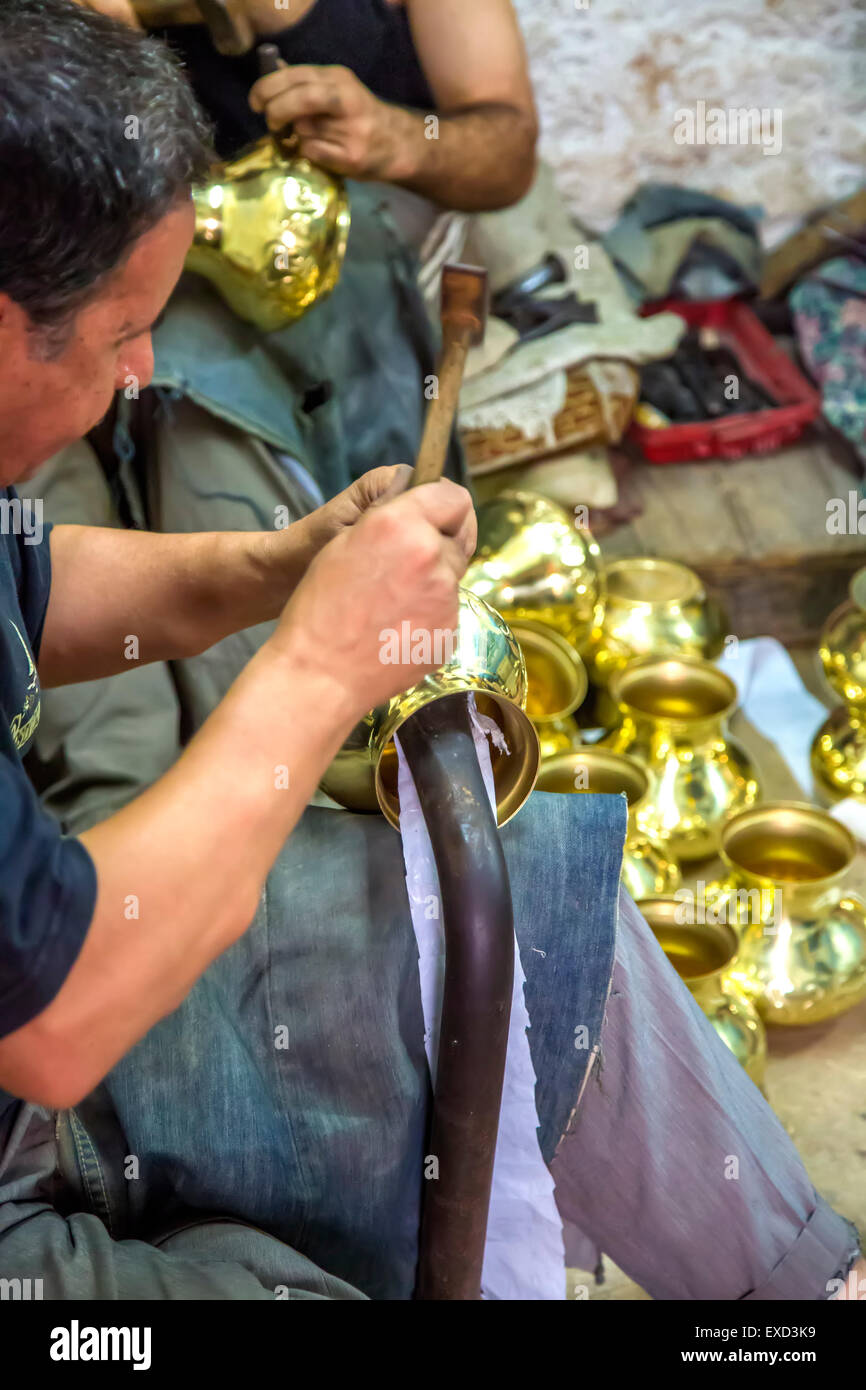 Uomo sconosciuto a lavorare come handcraftsman in officina in Fes, Marocco. Foto Stock