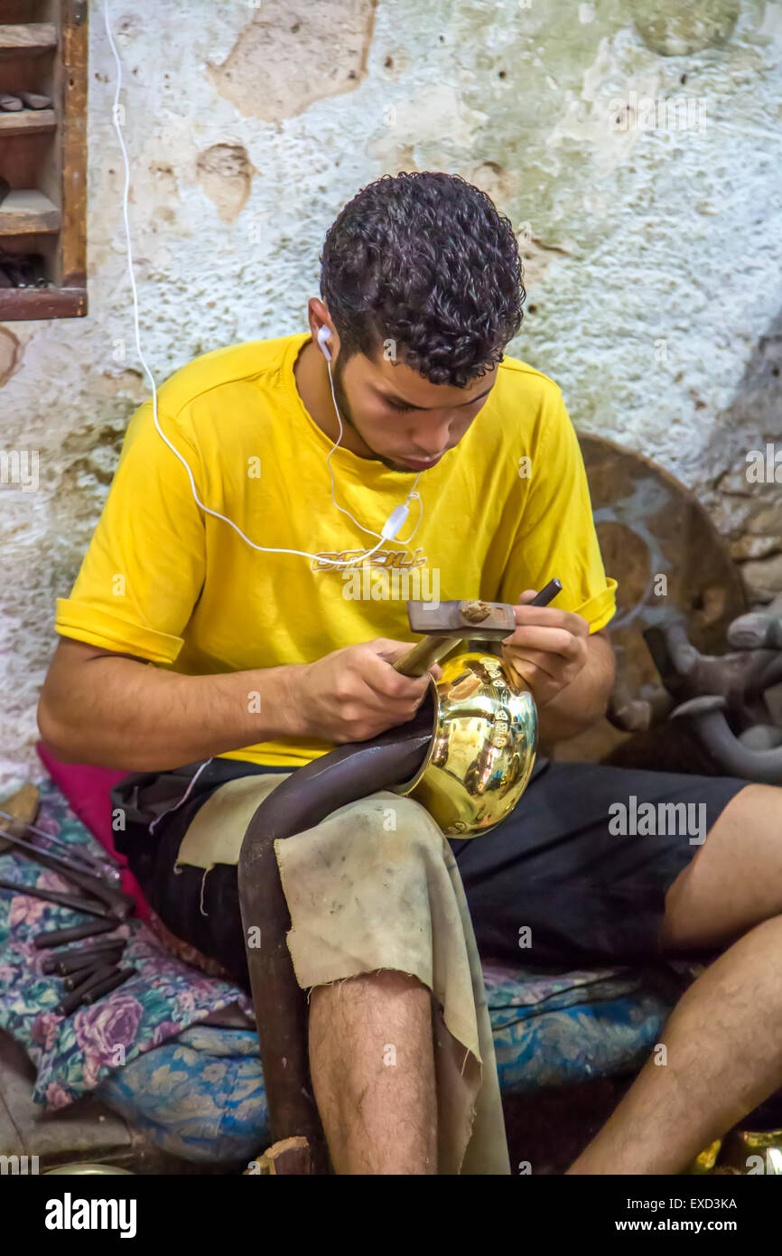 Uomo sconosciuto a lavorare come handcraftsman in officina in Fes, Marocco. Foto Stock