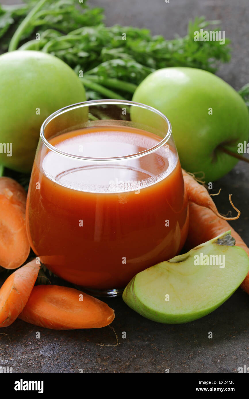 Organici naturali di succo fresco di carote e mela verde - mangiare sano Foto Stock
